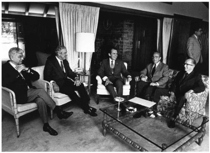 Prezident Nixon s poradci pro hospodářskou politiku v Camp Davidu, včetně předsedy Federálního rezervního systému Arthura Burnse.