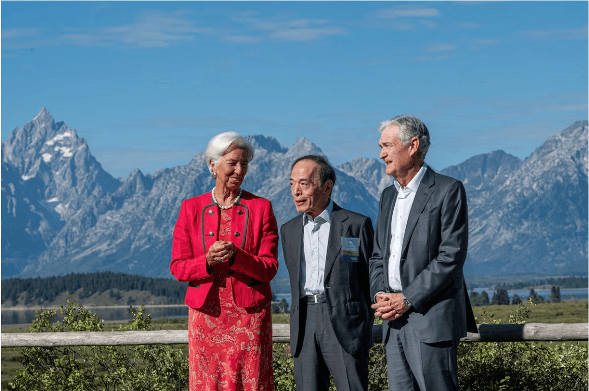 Jerome Powell, Christine Lagardeová a Kazuo Ueda, přední centrální bankéři v Jackson Hole. Zdroj: cincodias